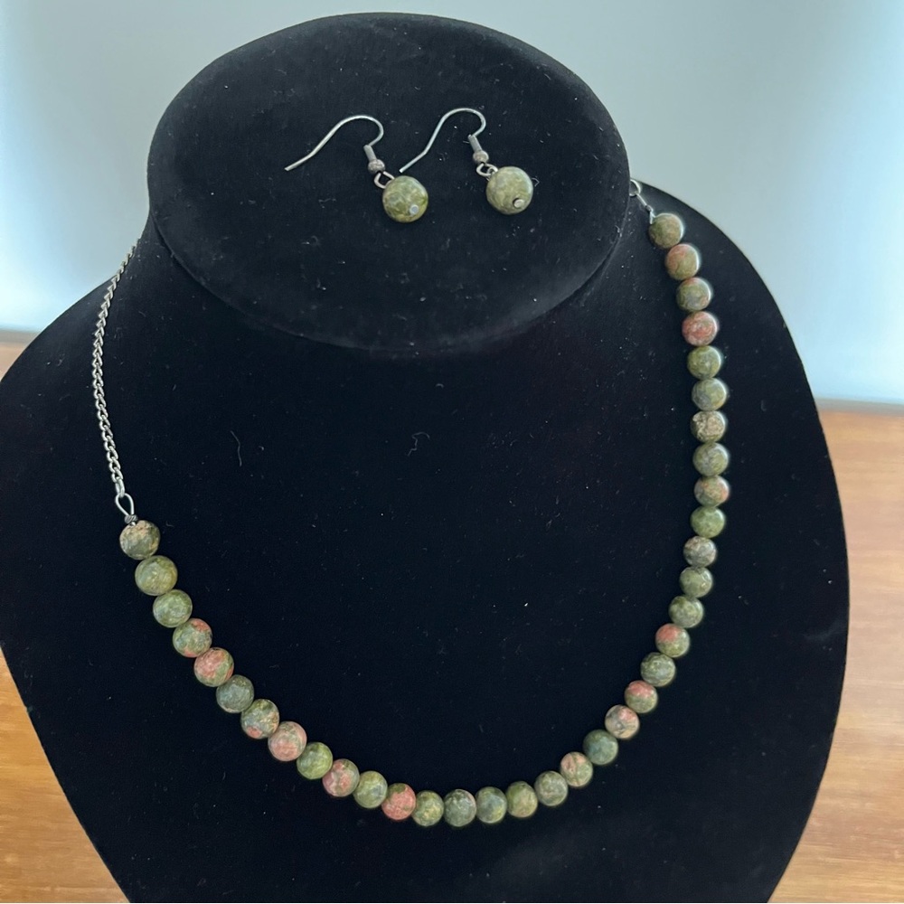 Vintage round green stone necklace and earrings set